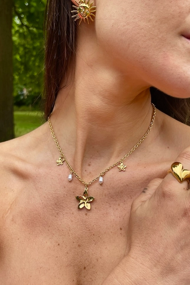 Collier Fleurs et Perles en Acier Doré – Image 2